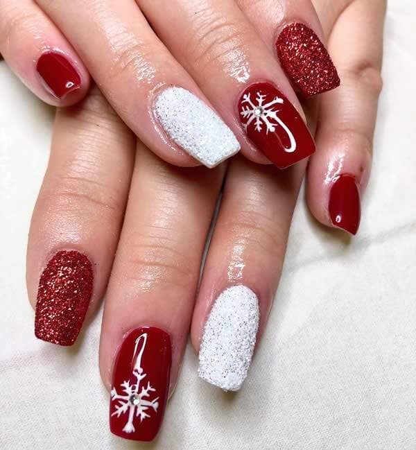 unhas decoradas com flocos de neve