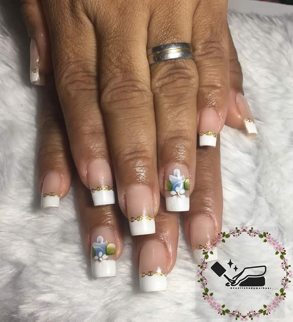 unhas decoradas com flores e francesinha