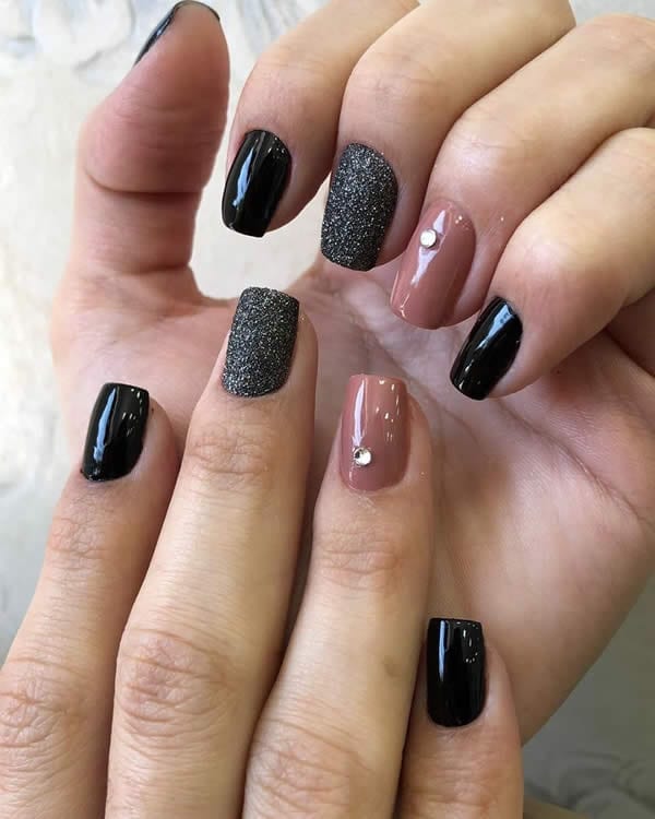 unhas decoradas pretas com pedras