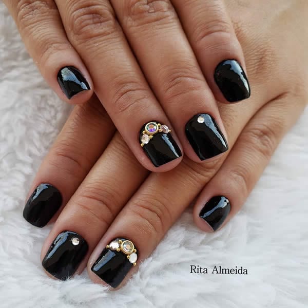 unhas decoradas pretas com pedras