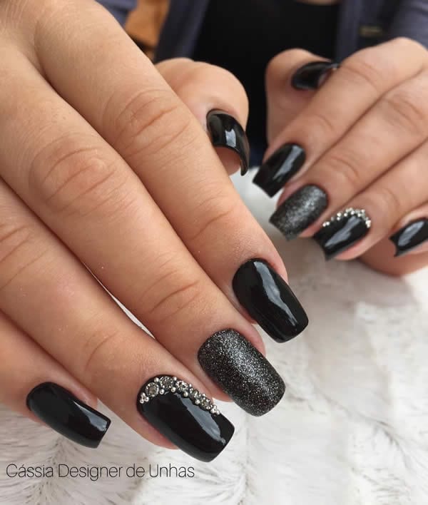 Unhas decoradas pretas e brancas: 10 modelos para te inspirar – Nova Mulher