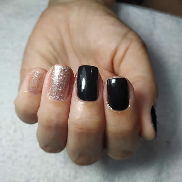 unhas preta e prata