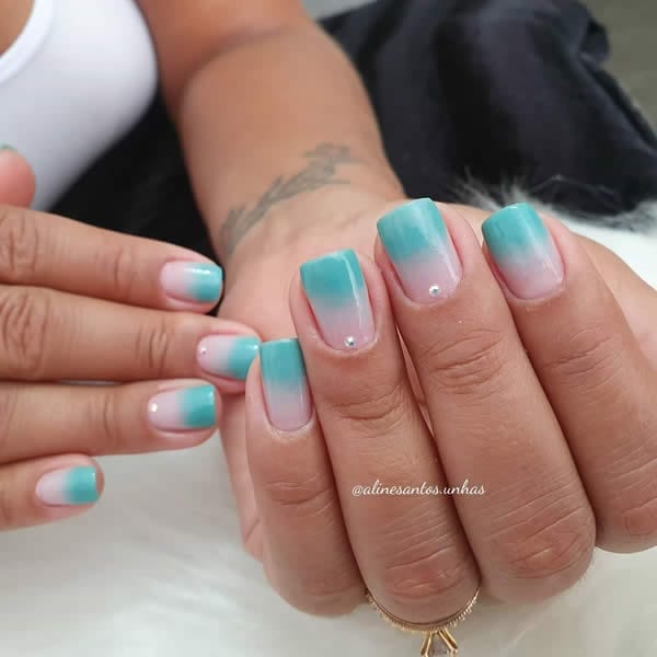 unhas decoradas 2020 degradê de nude com azul claro e strass