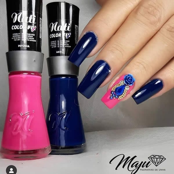 unhas decoradas azuis com filha única pink com jóias