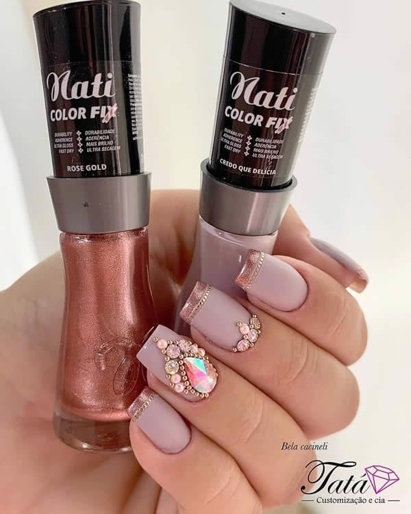 unhas decoradas nude foscas com francesinha rose gold e jóias