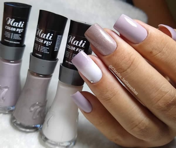 unhas decoradas nude com degrade de branco e uma unha nude cintilante