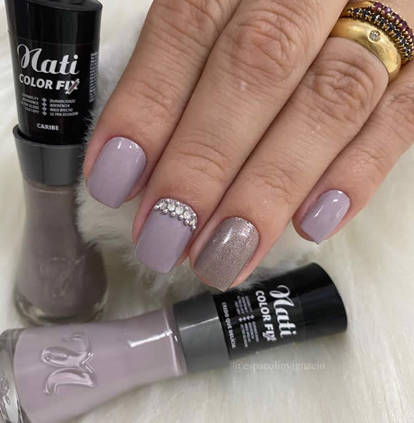 unhas decoradas nude com jóia e nude cintilante