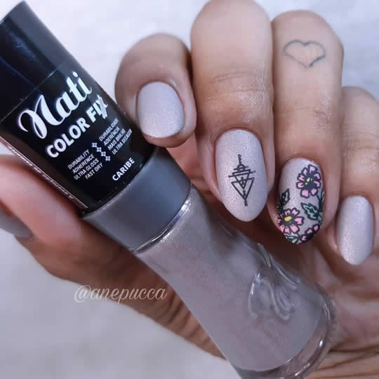 unhas decoradas foscas nude cintilante com carimbo de unha