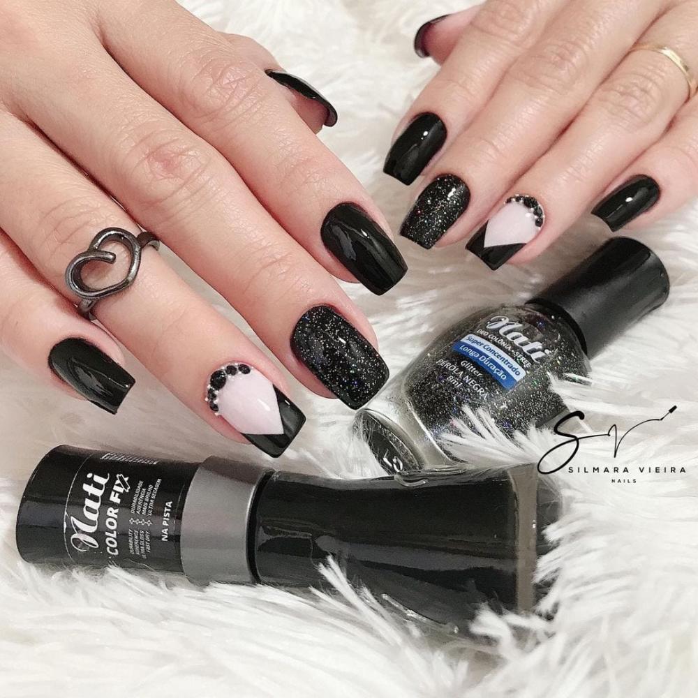 Featured image of post Unhas Em Gel Decoradas 2020 Preta As unhas pretas s o as queridinhas de muitas mulheres mesmo algumas achando que essa cor n o fica bem apostar em uma unha preta pode ficar totalmente diferente se decorado de forma mais delicada poder ter a proposta black totalmente alterada