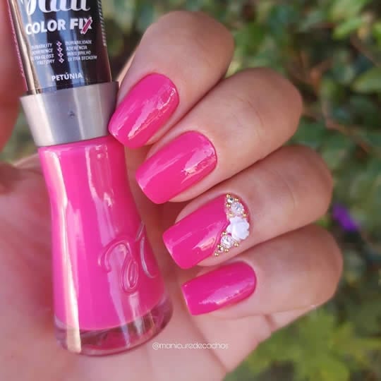 unhas decoradas com esmalte rosa