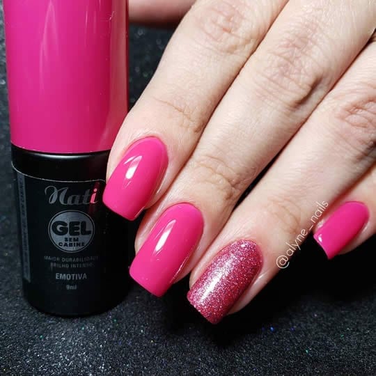 unhas decoradas com esmalte rosa