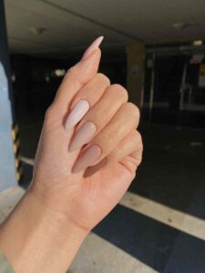 unhas de gel decoradas com nude