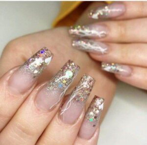 Glitter decorando as unhas