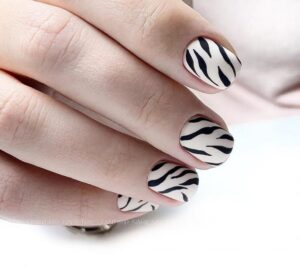 nails art animal print zebra branco e preto 