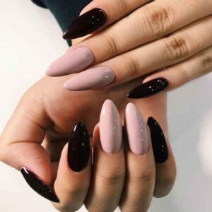 Unhas pretas e nude decoradas