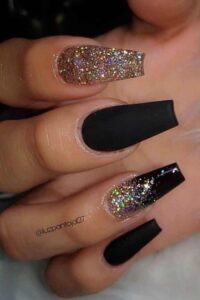 Unhas pretas com glitter