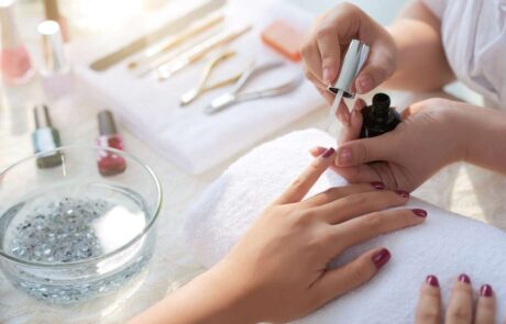 Manicure fazendo a preparação das unhas