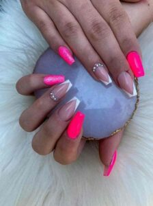 Unhas de gel com esmalte neon 