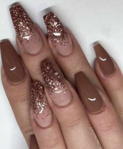 Unhas delicadas e decoradas com glitter