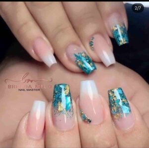 Unhas decoradas com glitter e encapsulamento