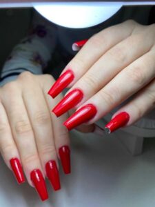 Alongamento de unhas vermelho 