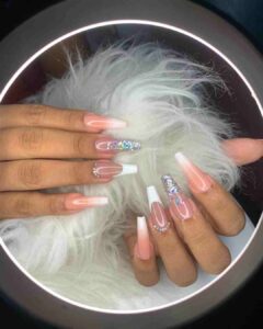 Foto de unhas porcelana no formato bailarina 