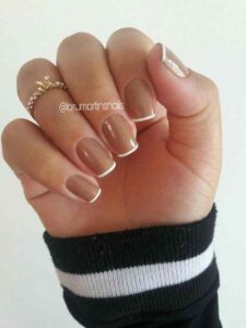 Unhas decoradas com esmalte marrom