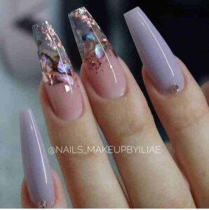 Unhas encapsuladas e decoradas