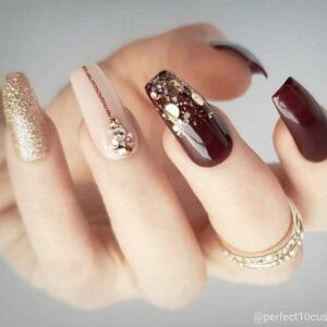 Unhas com esmalte marrom