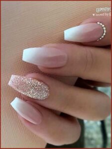 Unhas decoradas com babyboomer