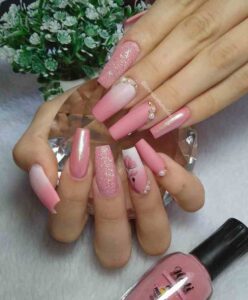 Unhas de gel com esmaltação em gel