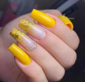 Unhas encapsuladas com glitter