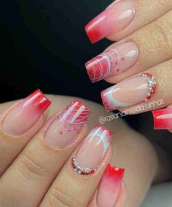 Unhas vermelhas com encapsuladas