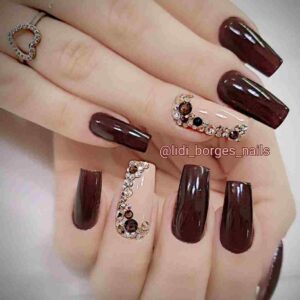 Unhas marrons com jóias