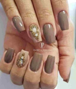 Lindas unhas marrons decoradas