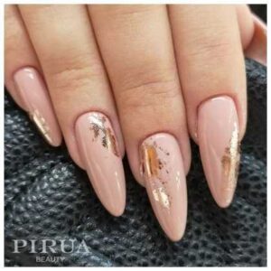 unhas com foil dourado