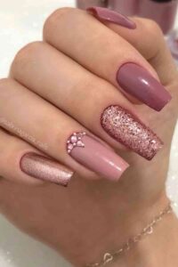 Unhas nude decoradas 