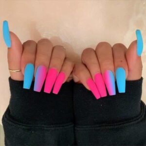 Unhas decoradas com esmalte rosa e azul 