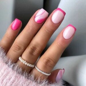 Unhas decorada com esmalte rosa