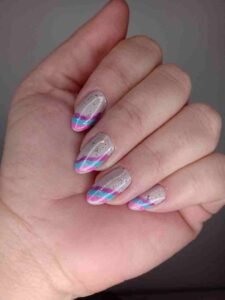 Unhas decoradas com ondas coloridas rosa e azul