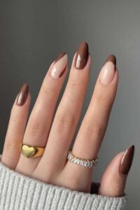 Unhas decoradas com francesinha e esmalte nude 