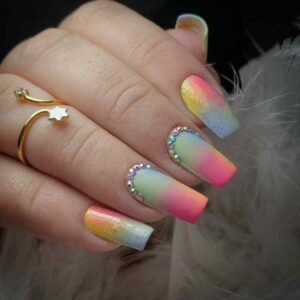 Unhas decoradas com esfumado colorido 