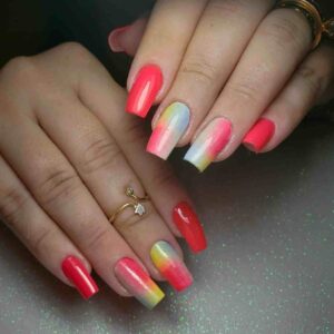 Unhas com decoração colorida 