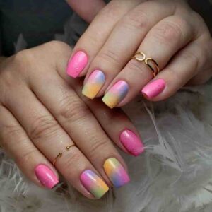 Unhas coloridas com esfumado