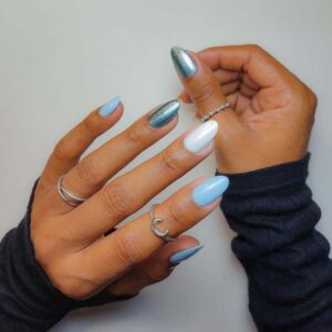 Nail art com esmalte azul 