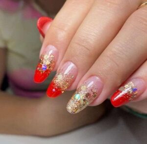 Unhas decoradas com glitter e encapsulamento 