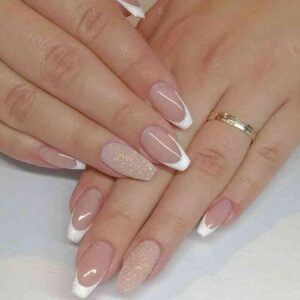 Unhas de gel decoradas com nail art francesinha 