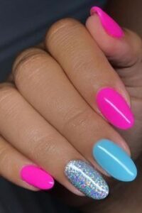 Unhas decoradas azul e rosa