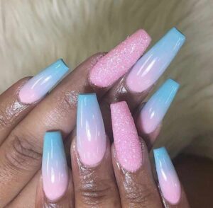 Unhas filha única com esmalte rosa e azul 