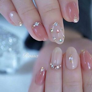 Unhas decoradas com pedraria 